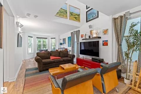 3036 N Gresham Ave, Chicago, IL 60618 photo 6