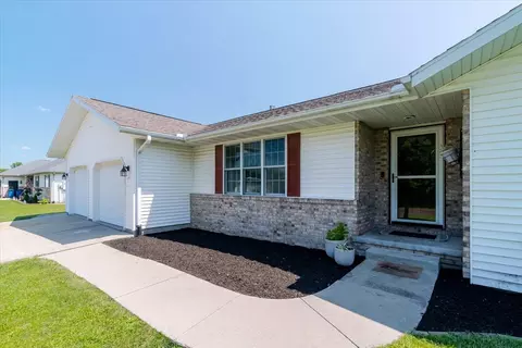 403 Sunset Dr, Colfax, IL 61728 photo 4