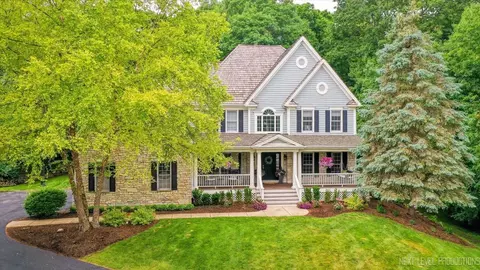 25660 N Countryside Dr, Lake Barrington, IL 60010