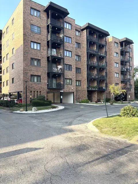 9332 Landings Ln #504, Des Plaines, IL 60016