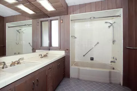 Bath - 701 W Stearns Rd, Bartlett, IL 60103 photo 5 of 6