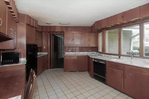 Kitchen - 701 W Stearns Rd, Bartlett, IL 60103 photo 3 of 4