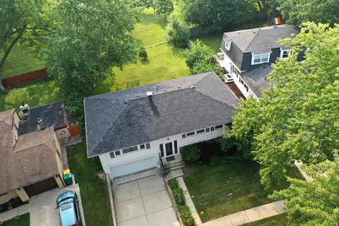 557 Beechwood Rd, Buffalo Grove, IL 60089