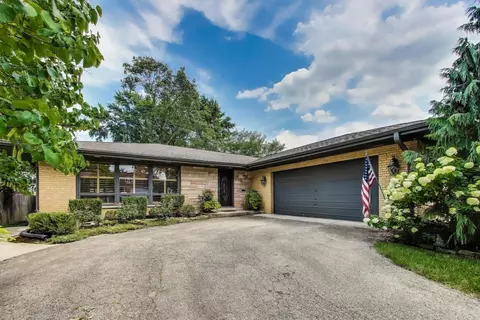 275 Stonegate Rd, Clarendon Hills, IL 60514
