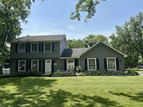 26 W281 Menomini Dr, Wheaton, IL 60189
