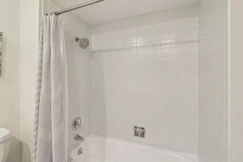Bath - 9 Greenridge Rd, Elgin, IL 60120 photo 3 of 4