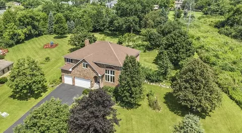 12 Woodland Dr, Lemont, IL 60439