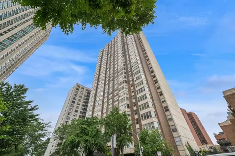 525 W Hawthorne Pl #502, Chicago, IL 60657