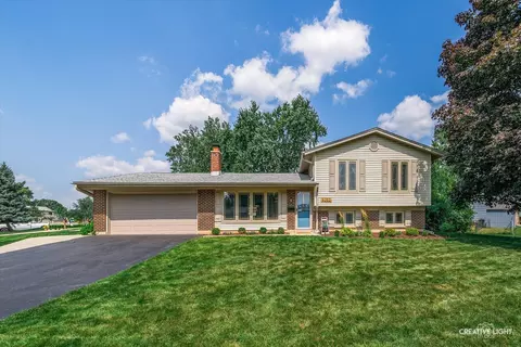 8202 Northway Dr, Hanover Park, IL 60133