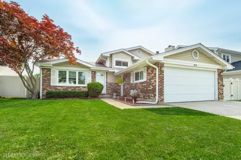 1018 E Meadow Lake Dr, Palatine, IL 60074