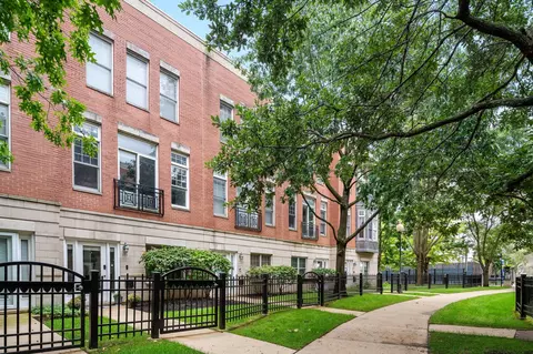 813 W University Ln, Chicago, IL 60608
