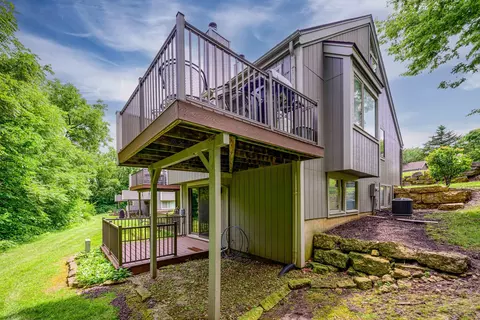 19 Cedar Bluff Ln, Galena, IL 61036