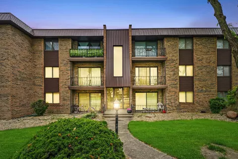 3010 Bernice Rd #303, Lansing, IL 60438