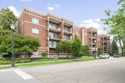100 N Gary Ave N #304, Wheaton, IL 60187