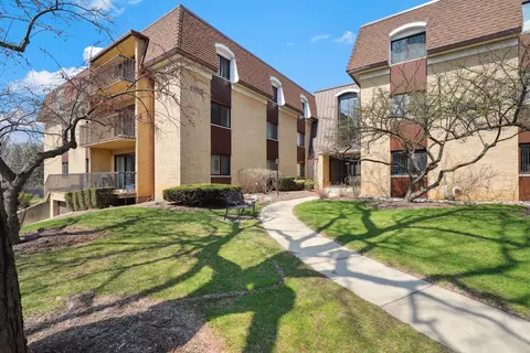 1105 N Mill St #215, Naperville, IL 60563