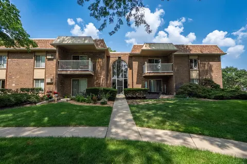 2422 N Kennicott Dr #2A, Arlington Heights, IL 60004