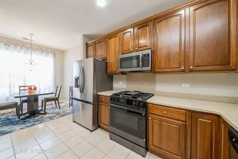 2845 Edgewater Dr, Elgin, IL 60124 photo 8