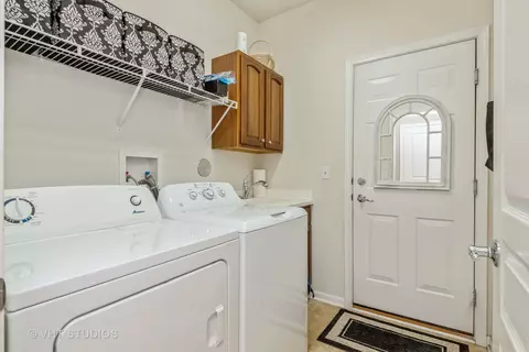 2845 Edgewater Dr, Elgin, IL 60124 photo 10