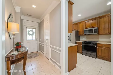 2845 Edgewater Dr, Elgin, IL 60124 photo 2