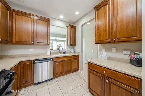 2845 Edgewater Dr, Elgin, IL 60124 photo 7