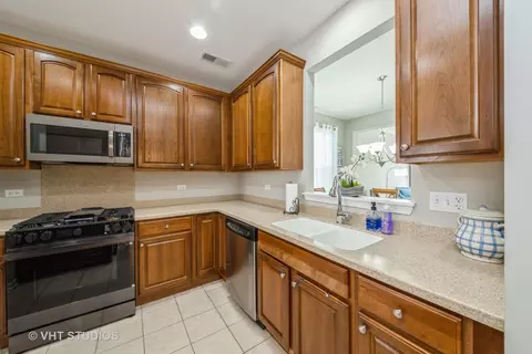 2845 Edgewater Dr, Elgin, IL 60124 photo 4