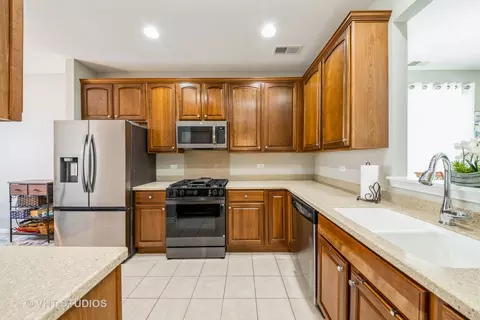 2845 Edgewater Dr, Elgin, IL 60124 photo 3