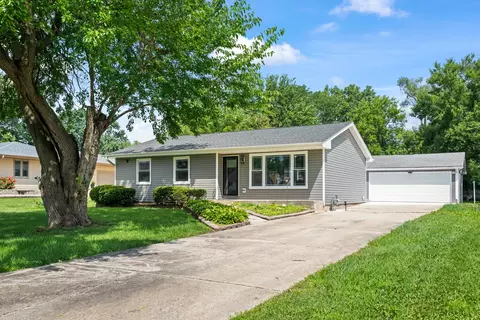 30 W Turner Ave, Roselle, IL 60172
