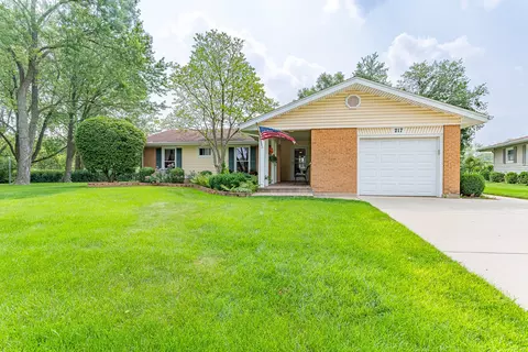 217 Edgeware Rd, Elk Grove Village, IL 60007