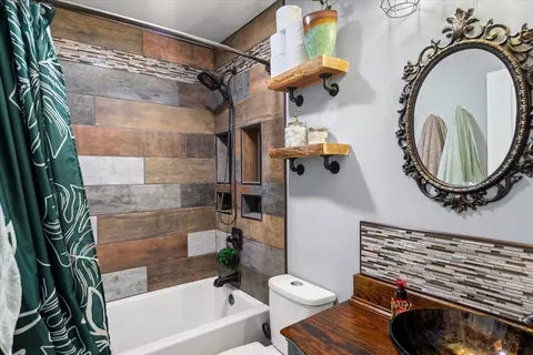 Bath - 1610 Pleasant Ave, Mchenry, IL 60050 photo 1 of 1