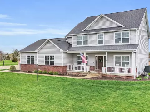 5 Fieldcrest Dr, Monticello, IL 61856