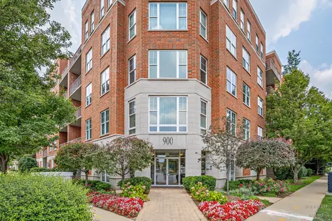900 Lee St #207, Des Plaines, IL 60016