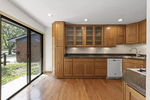 1037 Briarcliffe Blvd, Wheaton, IL 60189 photo 11