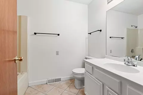 Bath - 6855 Nestlewood Dr, Roscoe, IL 61073 photo 2 of 2