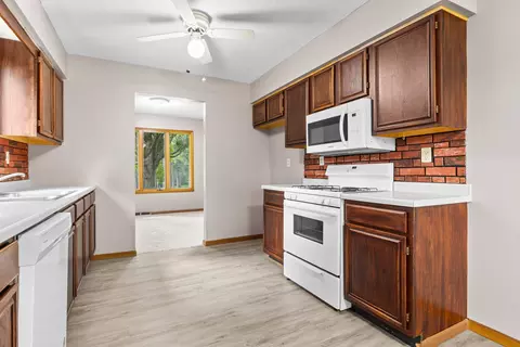 Kitchen - 6855 Nestlewood Dr, Roscoe, IL 61073 photo 2 of 2