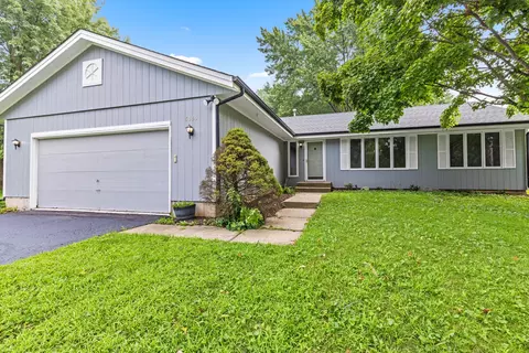 6855 Nestlewood Dr, Roscoe, IL 61073
