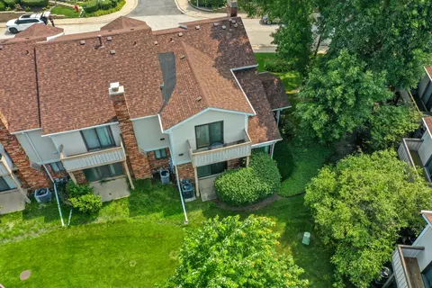 1012 Sussex Dr, Northbrook, IL 60062