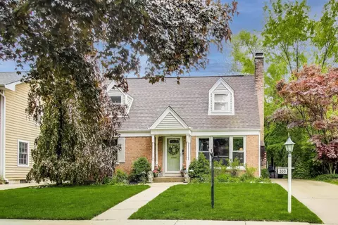 300 Hollywood Ct, Wilmette, IL 60091