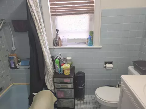 Bath - 7539 S Yates Blvd, Chicago, IL 60649 photo 2 of 3