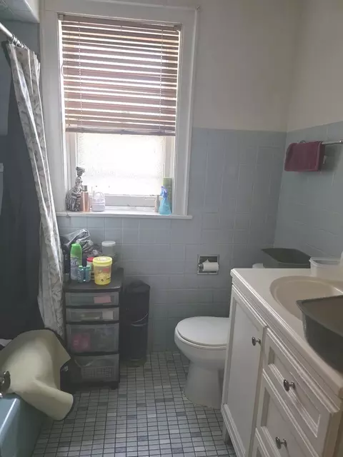 Bath - 7539 S Yates Blvd, Chicago, IL 60649 photo 1 of 3