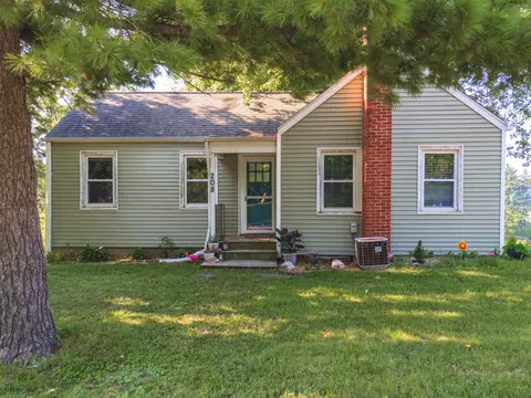 208 Reagan Dr, Eureka, IL 61530