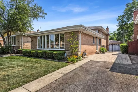 4647 Howard St, Skokie, IL 60076