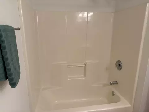 Bath - 965 Constance Ln #E, Sycamore, IL 60178 photo 2 of 3