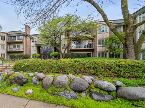 3 Oak Brook Club Dr #E305, Oak Brook, IL 60523