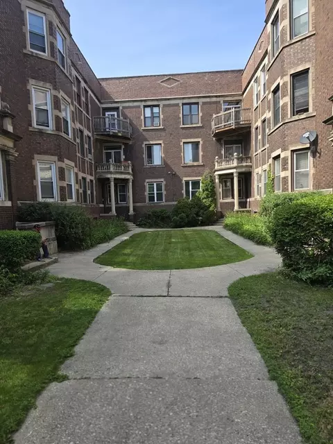 824 E Hyde Park Blvd #1, Chicago, IL 60615