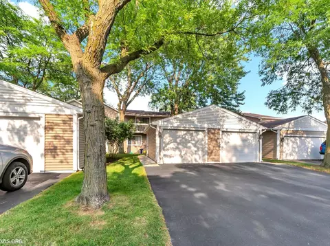 1029 Chatham Ct, Vernon Hills, IL 60061