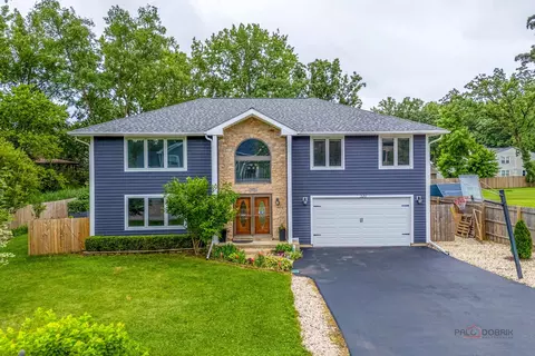 520 Quassey Ave, Lake Bluff, IL 60044