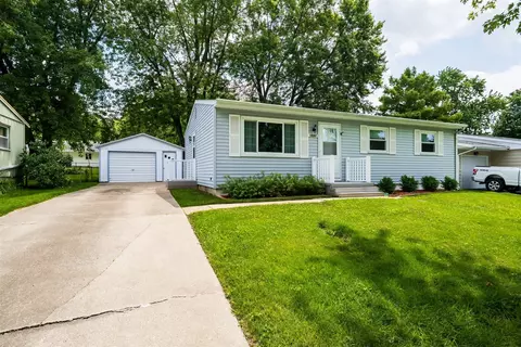 Exterior - 1307 Pinehurst Dr, Bloomington, IL 61704 photo 3 of 10