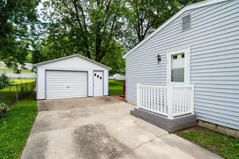 Exterior - 1307 Pinehurst Dr, Bloomington, IL 61704 photo 5 of 10