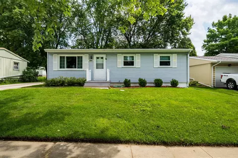 Exterior - 1307 Pinehurst Dr, Bloomington, IL 61704 photo 2 of 10