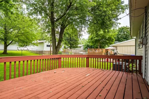 Exterior - 1307 Pinehurst Dr, Bloomington, IL 61704 photo 6 of 10
